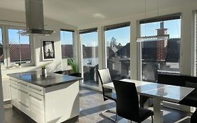 Cozy Apartment Next Outlet Center & Airport With Pool & Garden